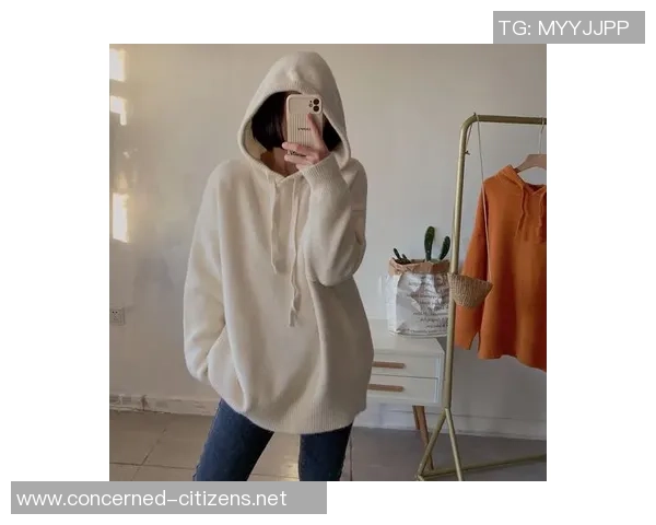 足球明星米白色毛衣时尚搭配解析引领潮流新风尚